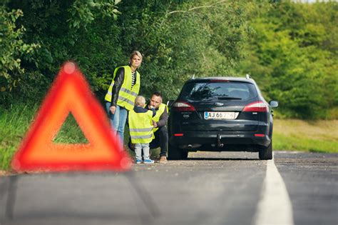 Tilkald Vejhjælp i Danmark eller udlandet .